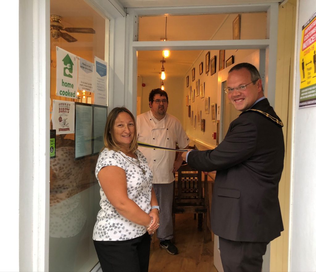 The Mayor cuts ribbon at Perkins Pantry